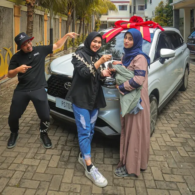Dikenal Dermawan, Ini 6 Potret Aksi Putra Siregar saat Bagi-Bagi Hadiah