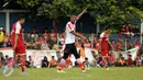 Pemain Asing Persija, Patrick Da Silva (tengah) memberikan arahan bagi rekannya saat laga uji coba di Stadion Bea Cukai, Jakarta, Selasa (5/4/2016). Patrick Da Silva berhasil mencetak satu gol untuk Persija. (Liputan6.com/Helmi Fithriansyah)