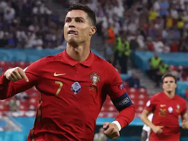 Cristiano Ronaldo dinobatkan menjadi Top Scorer Euro 2020 dengan mencatat lima gol dan satu assist dari empat laga pertandingannya bersama Portugal. Tiga dari lima gol yang ia ciptakan berasal dari eksekusi tendangan pinalti. (Foto: AFP/Pool/Bernadett Szabo)