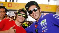 Pebalap Movistar Yamaha, Valentino Rossi (kanan), berpose dengan kembarannya Izwaan pada sela-sela pergelaran MotoGP Malaysia di Sirkuit Sepang, Oktober 2016. (Bola.com/Instagram/motogp)