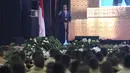 Presiden Joko Widodo saat memberikan pembekalan Calon Perwira Remaja (Capaja) Akademi TNI dan Polri Tahun 2017 di Gedung Olahraga (GOR) Ahmad Yani Mabes TNI Cilangkap, Jakarta, Senin (24/7). (Liputan6.com/Faizal Fanani)