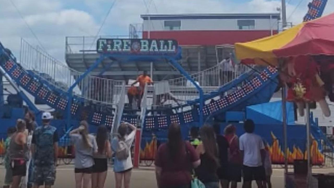 Gara-gara Ada Retakan, Rollercoaster Berisi 8 Penumpang Terjebak dalam Posisi Terbalik