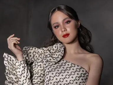 Dalam pemotretan terbarunya bareng Rio Motret ini Nicole Rossi bikin pangling. Memasuki usia remaja, Nicole Rossi semakin pancarkan pesonanya. Wajah cantik Nicole Rossi ini dipoles oleh MUA Rame Jee dan mengenakan dress off shoulder rancangan desainer Renzi Lazuardi. Lipstik merah dan eyeshadow merah muda membuat makeup Nicole Rossi ini on point. (Liputan6.com/IG/@nicole_rossi_)