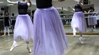 Para pebalet menunjukkan penampilan terbaiknya saat latihan jelang Bandung International Dance Competition di studio Cicila Ballet School, Kemanggisan, Jakarta, Minggu (16/9). (Liputan6.com/Fery Pradolo)