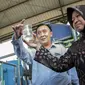 Wali Kota Surabaya Tri Rismaharini menunjukkan air bersih hasil pengolahan di TPA Benowo Surabaya. (Liputan6.com/Dian Kurniawan)