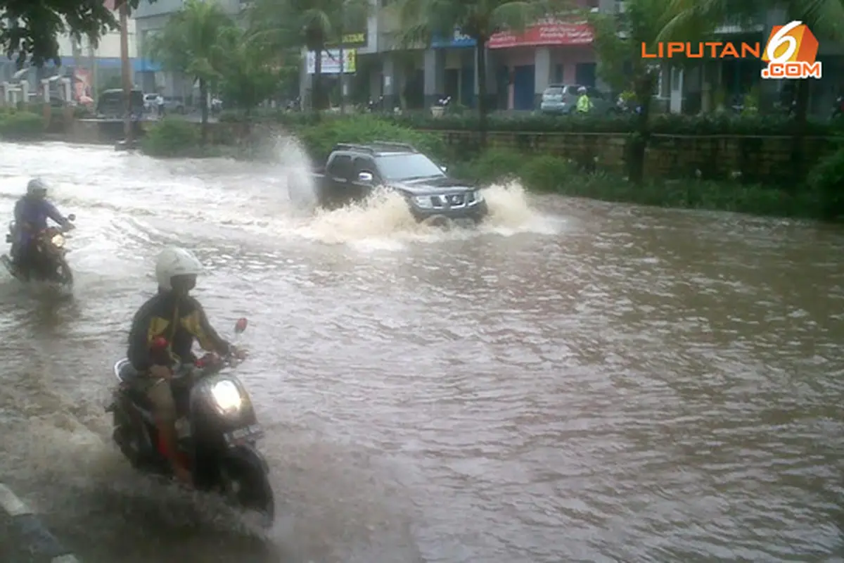 banjir-moi-kelapa-gading-140206b.jpg