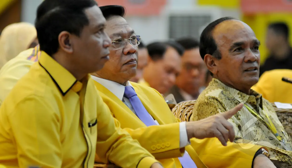 Agung Laksono (tengah) berbincang dengan Siswono Yudo Husodo saat pembukaan Rapimnas I DPP Partai Golkar di kantor DPP Partai Golkar, Jakarta, Rabu (8/4/2015). Rapat membahas konsolidasi partai dari tingkat bawah hingga atas. (Liputan6.com/Johan Tallo)