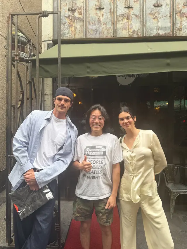 Kencan di Tokyo, Kendall Jenner dan Jacob Elordi Tampil Kasual dalam Balutan Fashion Minimalis yang Chic