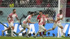 Selebrasi pemain Kroasia setelah Josko Gvardiol (kanan) mencetak gol ke gawang Maroko dalam pertandingan perebutan tempat ketiga di Piala Dunia 2022 yang berlangsung di Khalifa International Stadium, Doha, Sabtu (17/12/2022). (AP Photo/Andre Penner)
