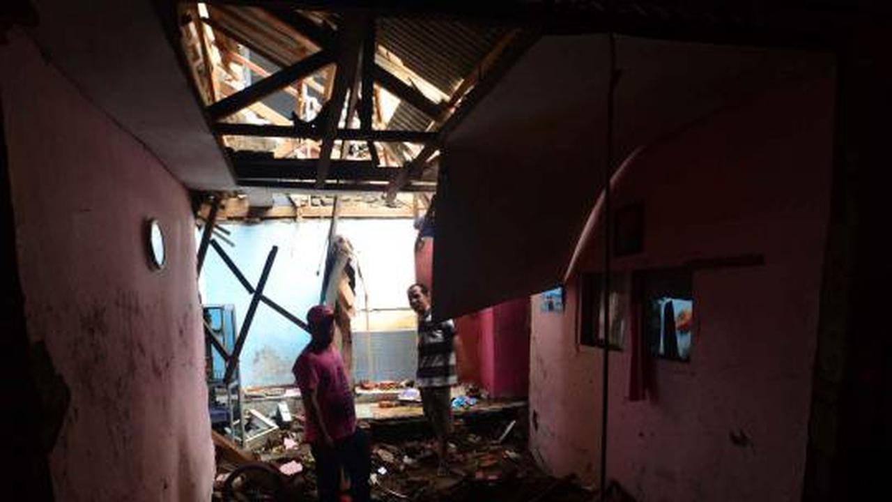 Tembok STIE PBM ambruk timpa 4 rumah warga