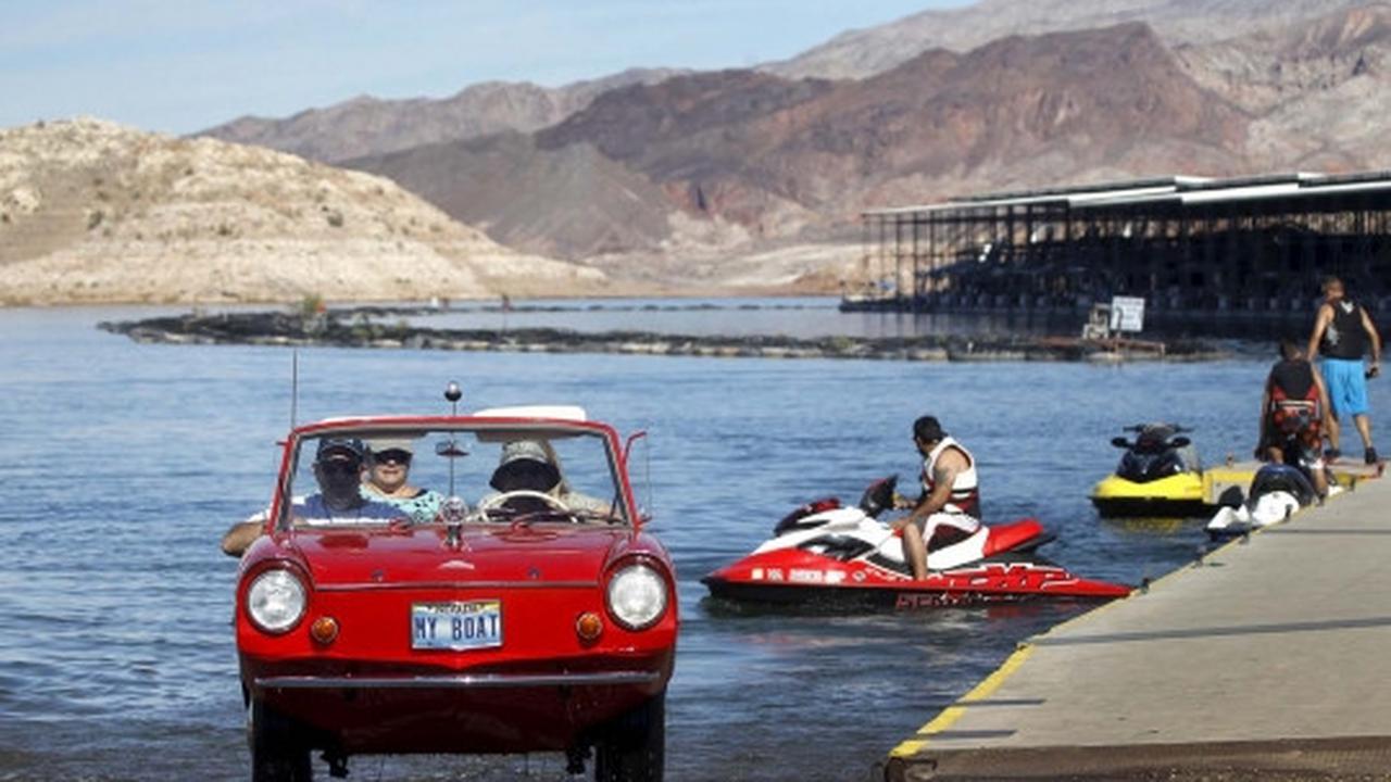 Keseruan menyusuri danau dengan mobil perahu