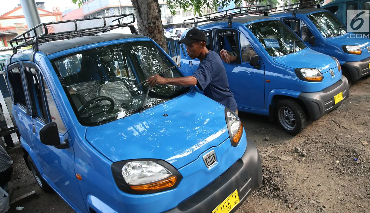Angkutan umum Qute menunggu penumpang di kawasan Kota, Jakarta, Senin (24/7). Sebanyak 17 unit Angkutan Pengganti Bemo (APB) tersebut mampu mengangkut tiga penumpang dan mulai diuji coba untuk mengetahui kelayakan armada. (Liputan6.com/Immanuel Antonius)