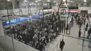 Pesawat Air India tujuan Bandara Gatwick London jatuh di kawasan permukiman (Meghani Nagar) beberapa saat setelah lepas landas dari bandara Ahmedabad, India. Tampak dalam foto, pemandangan di sebagian aula keberangkatan yang digunakan oleh Air India di Bandara Gatwick dekat London, Inggris, Kamis 12 Juni 2025. (AP/Kin Cheung)