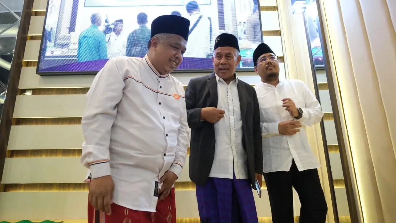Irwan Setiawan berbincang dengan KH Marzuki Mustamar saat halal bi halal di kantor PWNU Jatim. (Istimewa).