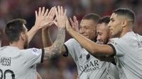 Dari kiri, pemain Paris Saint-Germain (PSG) Lionel Messi, Kylian Mbappe, Neymar dan Achraf Hakimi bereaksi setelah mencetak gol ke gawang Lille pada pekan ketiga Ligue 1 (Liga Prancis) 2022/2023  di Stadion Pierre-Mauroy, Senin (22/8/2022) dini hari WIB.  PSG berpesta gol ke gawang Lille dengan skor 7-1. (AP Photo/Michel Spingler)