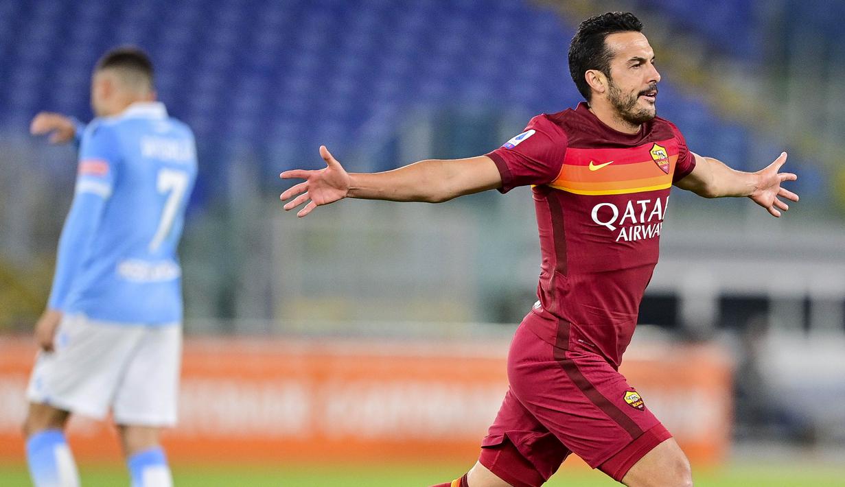 Pemain AS Roma, Pedro, melakukan selebrasi usai mencetak gol ke gawang Lazio pada laga Liga Italia di Stadion Olimpico, Roma, Minggu (16/5/2021). AS Roma menang dengan skor 2-0. (Fabio Rossi/LaPresse via AP)