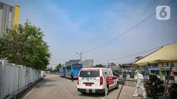 Mobil ambulans masuk ke RSDC Wisma Atlet Kemayoran, Jakarta, Jumat (17/15/2021). Koordinator humas RSDC Wisma Atlet Kolonel Mintoro Sumego mengatakan, dengan adanya lockdown ini, pihaknya masih mempertimbangkan menerima pasien Covid-19 melalui pembatasan yang ketat. (Liputan6.com/Faizal Fanani)