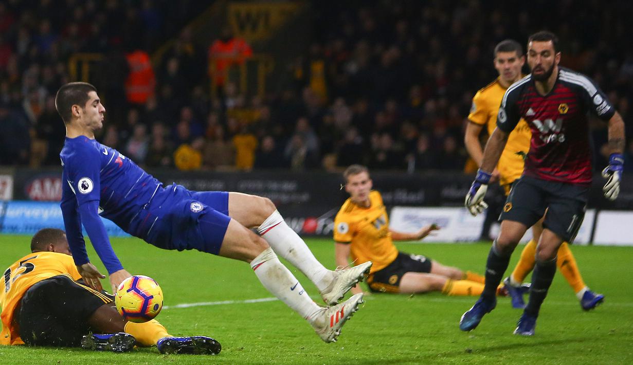 Striker Chelsea, Alvaro Morata, terjatuh saat melawan Wolverhampton pada laga Premier League di Stadion Molineux Wolves, Kamis (5/12). Wolves menang 2-1 atas Chelsea. (AFP/Geoff Caddick)