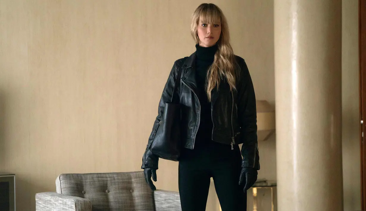 Aktris Jennifer Lawrence saat beradegan di film terbarunya terbarunya "Red Sparrow." dijadwalkan akan dirilis di Amerika Serikat pada tanggal 2 Maret 2018. (Murray Close/Twentieth Century Fox via AP)