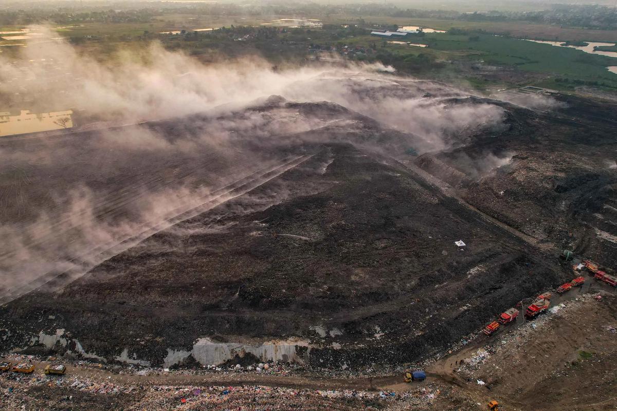 FOTO: Hari Kedelapan Kebakaran TPA Jatiwaringin Belum Padam