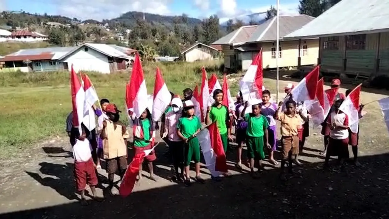 Anak-anak Papua Ramai-ramai Kibarkan Bendera Merah Putih