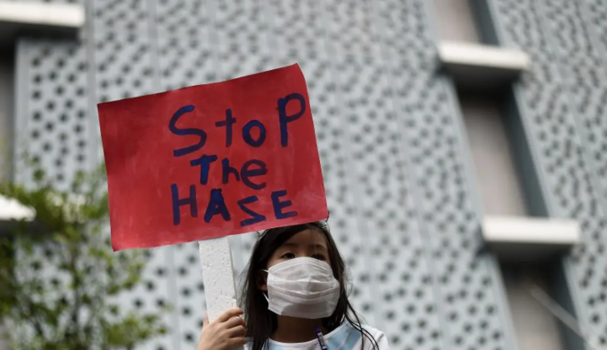 Warga Malaysia menggelar aksi protes di depan Kedubes Indonesia di Kuala Lumpur, Malaysia, Jumat (18/9/2015). Kebakaran hutan yang terjadi di Riau menyebabkan kabut asap yang menganggu aktivitas mereka. (AFP Photo/Manan Vatsyayana)