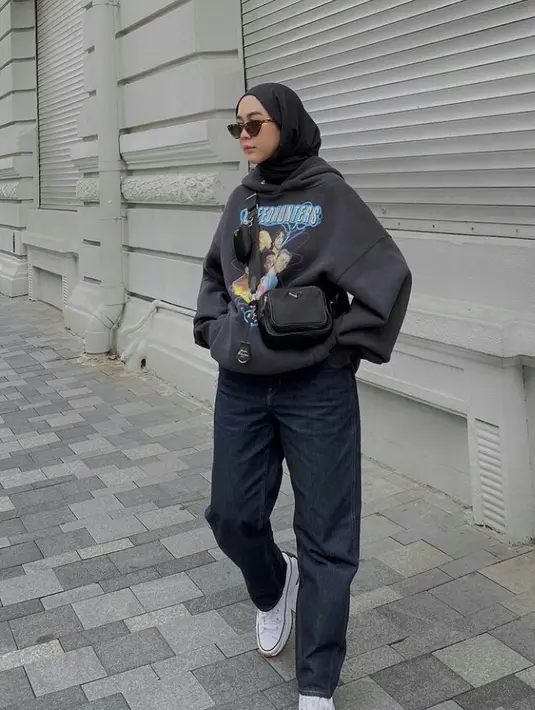 Untukmu yang suka dengan gaya boyish, kamu bisa meniru tampilan selebgram Intan Khasanah alias Strngrr yang satu ini. Kenakan hoodie hijab oversized yang dipadukan dengan celana longgar, pashmina hitam, serta sepatu sneaker. (FOTO: Instagram.com/strngrr).