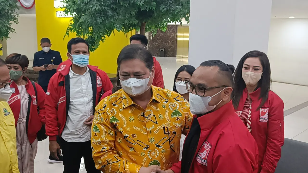 Ketua umum Partai Solidaritas Indonesia (PSI), Giring Ganesha, bersama Ketua Umum Partai Golkar Airlangga Hartarto di kantor Dewan pimpinan Pusat Partai Golkar, Jakarta Barat, Selasa (23/8) (Rahmat Baihaqi/Merdeka.com)