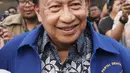 Wakil ketua majelis tinggi Partai Demokrat EE Mangindaan tersenyum seusai melakukan pertemuan tertutup di kediaman Ketum Partai Demokrat di kawasan Kuningan, Jakarta, Senin (9/7). (Liputan6.com/Herman Zakharia)