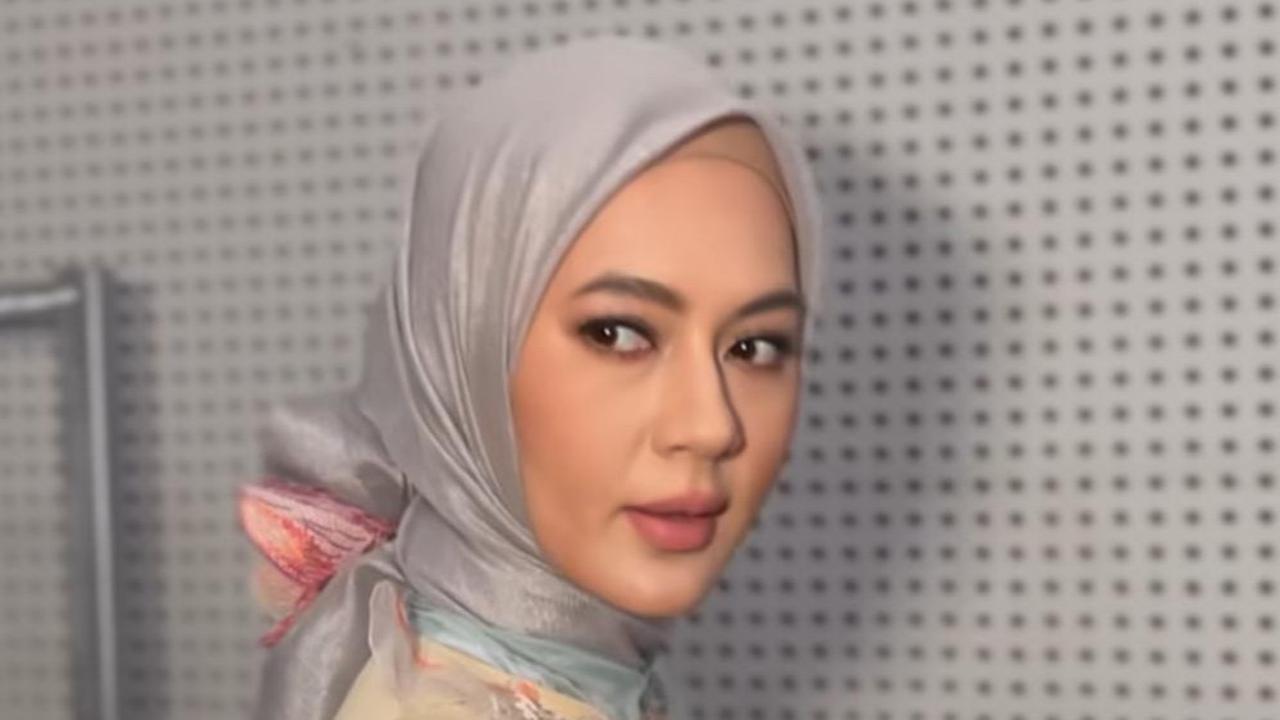 5 Pesona Paula Verhoeven di Jakarta Fashion Week 2025, Tampil Elegan Teduhkan Pandangan