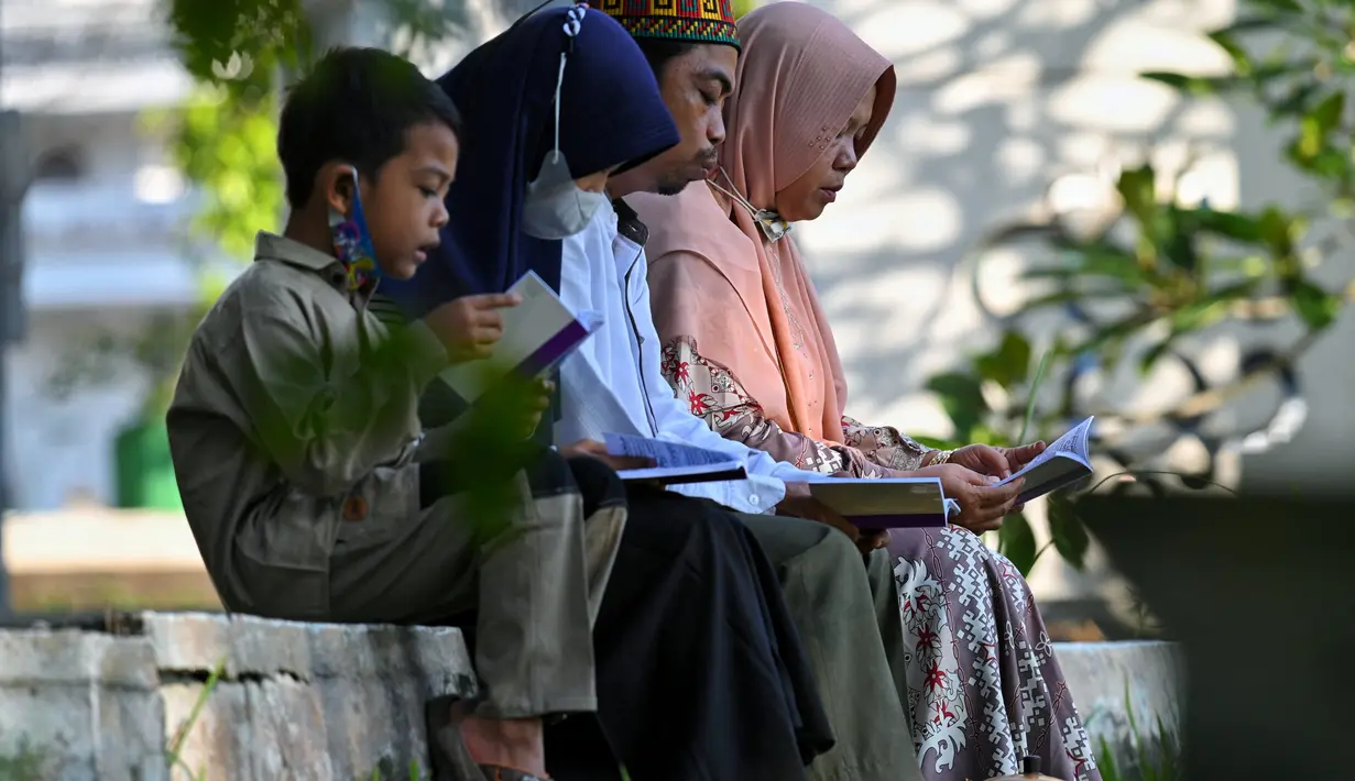 Orang-orang berdoa saat memperingati 17 tahun musibah gempa dan tsunami di Taman Peringatan Tsunami Siron di Siron, provinsi Aceh (26/12/2021). Tsunami Aceh pada 2004 merenggut nyawa lebih dari 170.000 orang di Indonesia saja. (AFP/Chaideer Mahyuddin)