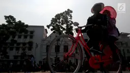 Pengunjung bersepeda mengelilingi kawasan Kota Tua, Jakarta, Selasa (20/11). Libur Maulid Nabi 2018 dimanfaatkan warga untuk berwisata di sejumlah lokasi, Salah satu yang ramai dikunjungi yakni Kota Tua. (Liputan6.com/Johan Tallo)