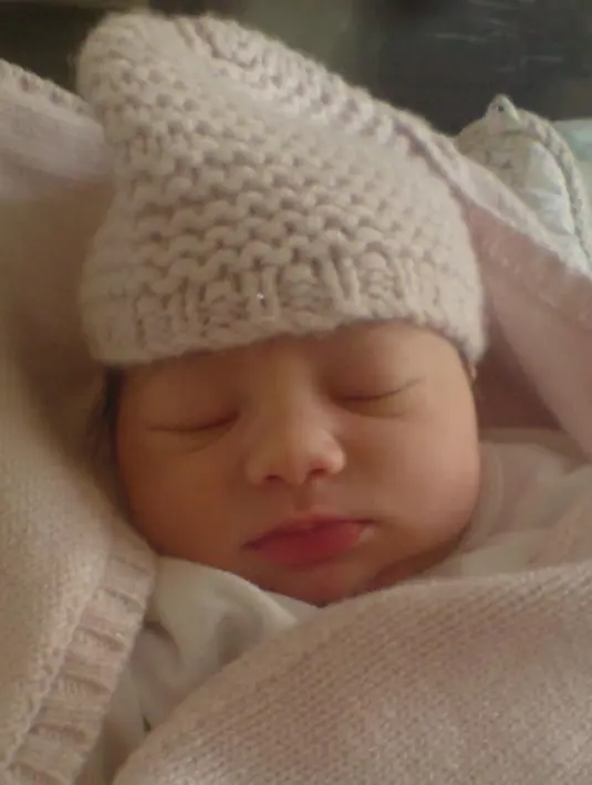 <p>Untuk pertama kalinya, Anggun memperlihatkan wajah Kirana ketika masih bayi. Ketika masih bayi, Kirana mempunyai pipi yang gembul. [Foto: instagram/anggun_cipta]</p>