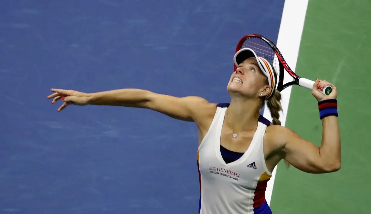 Petenis Jerman, Angelique Kerber berusaha mengembalikan bola ke arah petenis Jepang, Naomi Osaka pada putaran pertama AS Terbuka 2017 di New York, Selasa (29/8). Kerber menyerah dengan skor 3-6 dan 1-6 dari petenis 19 tahun tersebut (AP/Frank Franklin II)