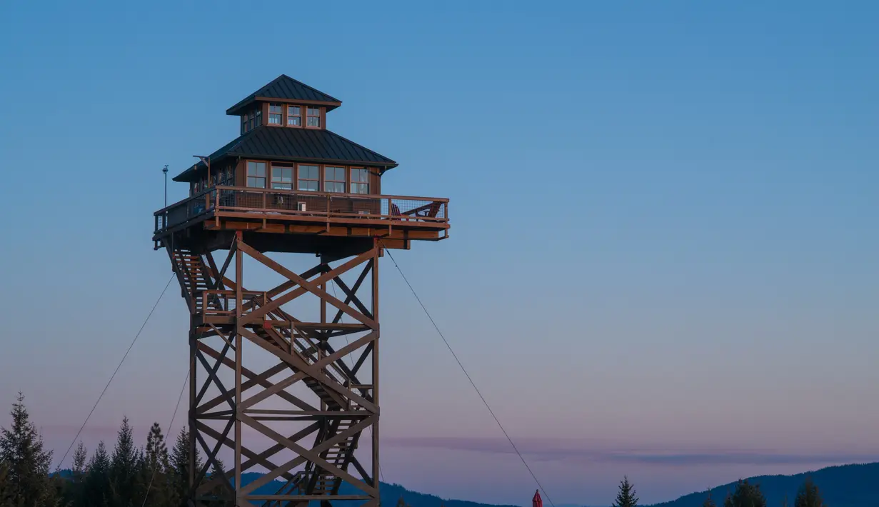 Off Grid and Forty Feet Up di Oregon hadirkan pengalaman menginap tinggi di atas padang rumput. Kamu bisa menikmati pemandangan Umpqua National Forest dengan tenang.