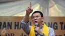 Cagub DKI Jakarta Basuki Tjahaja Purnama saat memberi pernyataan pada syukuran ulang tahun Ketua Dewan Pakar Golkar, Agung Laksono di Jakarta, Minggu (26/3). Acara juga dihadiri Ketum Golkar Setya Novanto. (Liputan6.com/Helmi Fithriansyah)