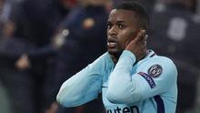 Bek Barcelona, Nelson Semedo, tampak kecewa usai ditaklukkan AS Roma pada laga leg kedua perempat final Liga Champions, di Stadion Olimpico, Selasa (10/4/2018). AS Roma menang 3-0 atas Barcelona. (AP/Gregorio Borgia)