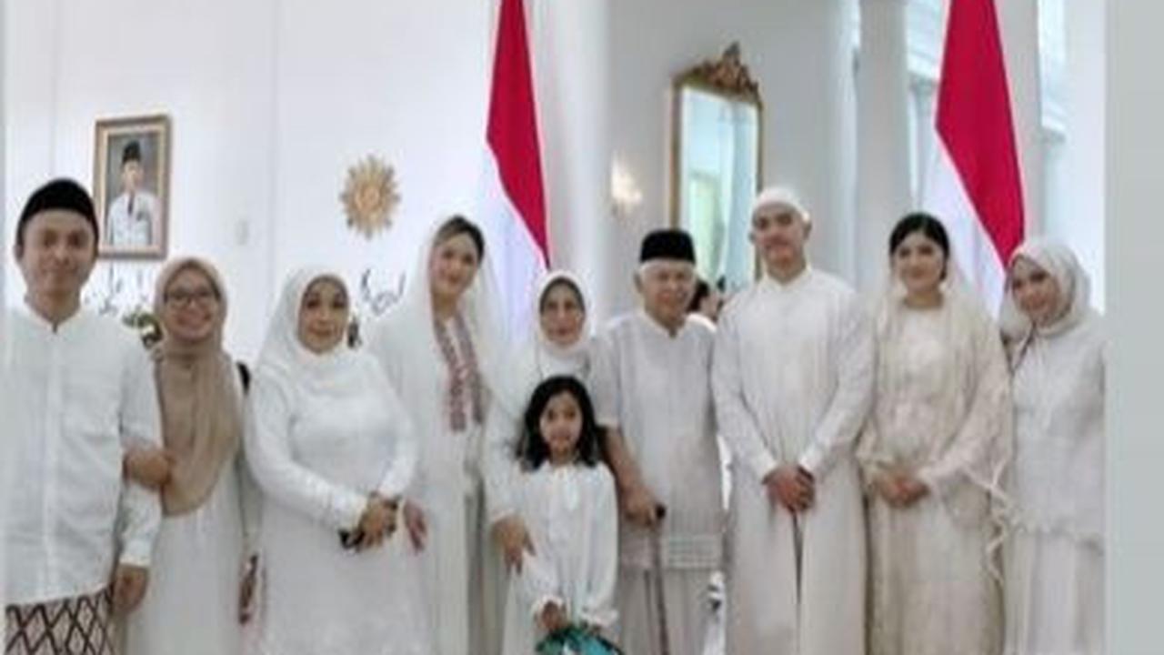 Foto bersama keluarga besar Erina di Istana Bogor.