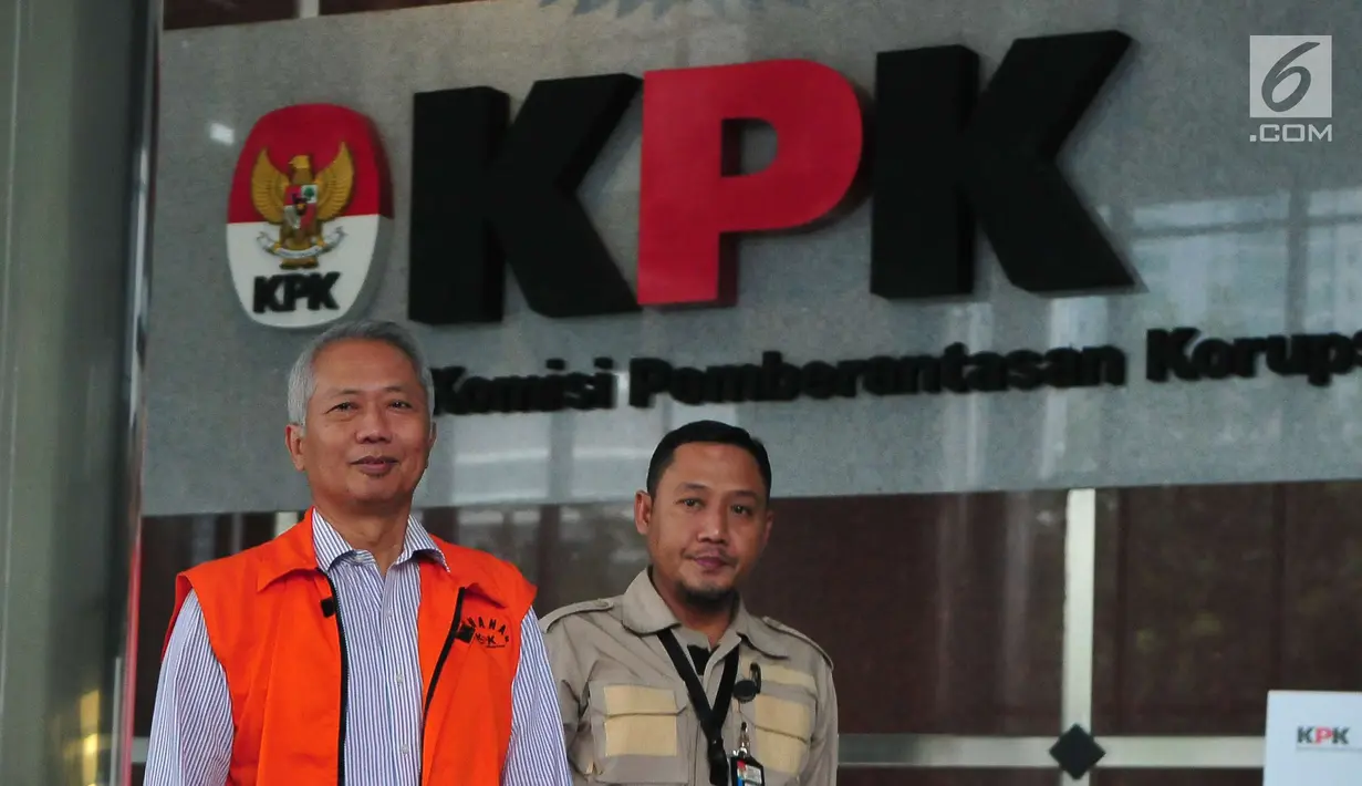 Dirjen Hubla Kemenhub Antonius Tonny Budiono keluar dari gedung KPK, usai menjalani pemeriksaan, Selasa (29/8). Tonny secara tegas mengaku tidak mengenal perusahaan pemenang tender pengerukan pelabuhan Tanjung Mas Semarang (Liputan6.com/Helmi Afandi)