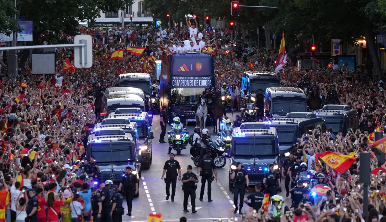 Spanyol jadi tim dengan koleksi titel terbanyak dengan empat kali, meninggalkan Jerman dengan tiga kali. (CESAR MANSO / AFP)