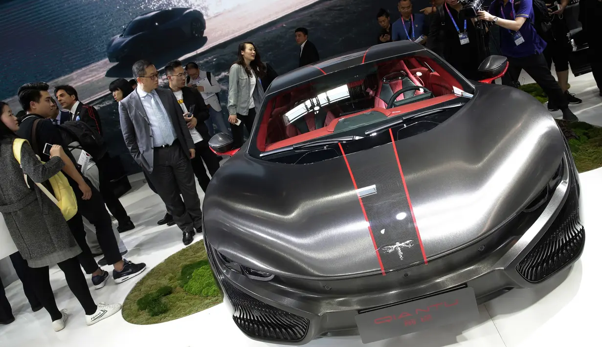 Wartawan mengambil gambar mobil keluaran China, Qiantu K50 yang dipamerkan dalam Auto China 2018 di Beijing (25/4).  Mobil berkonsep sport keluaran China ini menggunakan tenaga listrik. (AP Photo / Andy Wong)