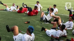 Pesepak bola Tim Garuda Indonesia Amputee Football (INAF) berlatih di Lapangan Bola Sport Club Serenia Mansion Jakarta, Selasa (12/7/2022). Timnas Garuda INAF kembali menggelar latihan dalam rangka persiapan mengikuti Piala Dunia 2022 di Turki pada Oktober mendatang. (Liputan6.com/Johan Tallo)