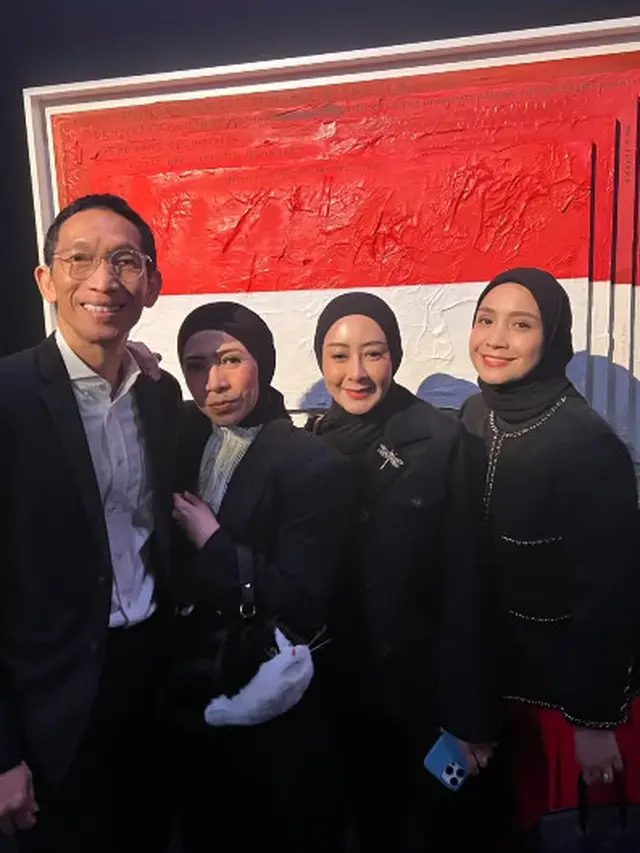 Beda Gaya Nagita Slavina dan Sabrina Chairunnisa yang Pakai Blazer Hadiri Launching Jersey Rancangan Anak Prabowo