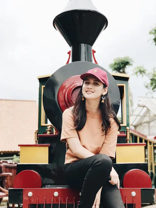 Bergaya sporty juga sering banget dilakukan Dea Annisa dalam kesehariannya. Seperti kali ini, meski memakai anting kekiniannya, Dea mengenakan topi sebagai pelindung di kepalanya. (Instagram/deaaannisa)