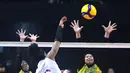 Pemain andalan Jakarta Popsivo Polwan, Yonkaira Pena melakukan spike keras ke arah daerah pertahanan Jakarta Electric PLN dalam lanjutan putaran kedua Proliga 2026 di GOR Utama, Bojonegoro pada Jumat (13/02/2026).