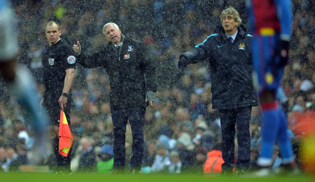 Pelatih Crystal Palace,Alan Pardew (2kiri) dan Pelatih Manchester City, Manuel Pellegrini memberikan Instruksi kepada anak asuhnya Palace pada lanjutan liga premier Inggris di Stadion Etihad, Manchester, Sabtu (16/1/2016). (AFP Photo/Paul Ellis)