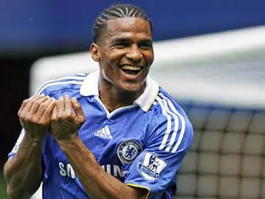 Chelsea&#039;s French midfielder Florent Malouda celebrates scoring a goal during the Premier League football match between Chelsea and Fulham at Stamford Bridge, West London, England, on May 2, 2009. AFP PHOTO/Glyn Kirk.