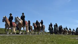 Sejumlah orang menunggang kuda dengan mengenakan kostum tradisional Bavaria dalam perayaan tradisional St Georgi Ride di Traunstein, Jerman (4/2). Acara ini untuk menghormati Saint George. (AFP Photo/Christof Stache)