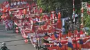 Kendaraan melintasi pedagang musiman bendera Merah Putih dan pernak-pernik Hari Kemerdekaan di kawasan Jatinegara, Jakarta, Kamis (1/8/2019). Menjelang 17 Agustus, pedagang musiman pernak-pernak Hari Kemerdekaan mulai bermunculan di pasar dan pinggir jalan Ibu Kota. (merdeka.com/Iqbal S Nugroho)