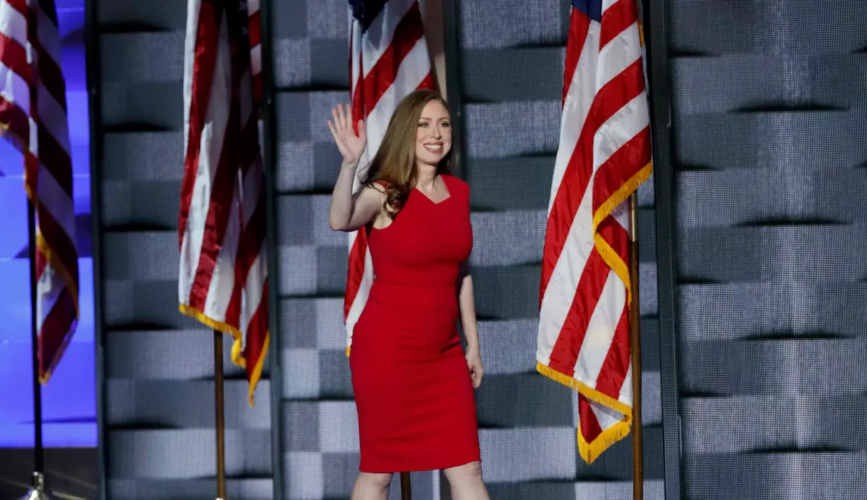 Chelsea Clinton berjalan menuju podium sebelum berbicara pada penutupan Konvensi Nasional Partai Demokrat di Philadelphia, AS, Kamis (28/7). Chelsea merupakan putri tunggal dari mantan Presiden AS, Bill Clinton dan Hillary Clinton. (REUTERS/Mike Segar)
